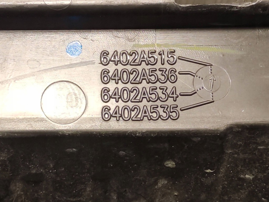 Mitsubishi 200 vi 6 18- решётка средняя бампера 6402a515 в Украине