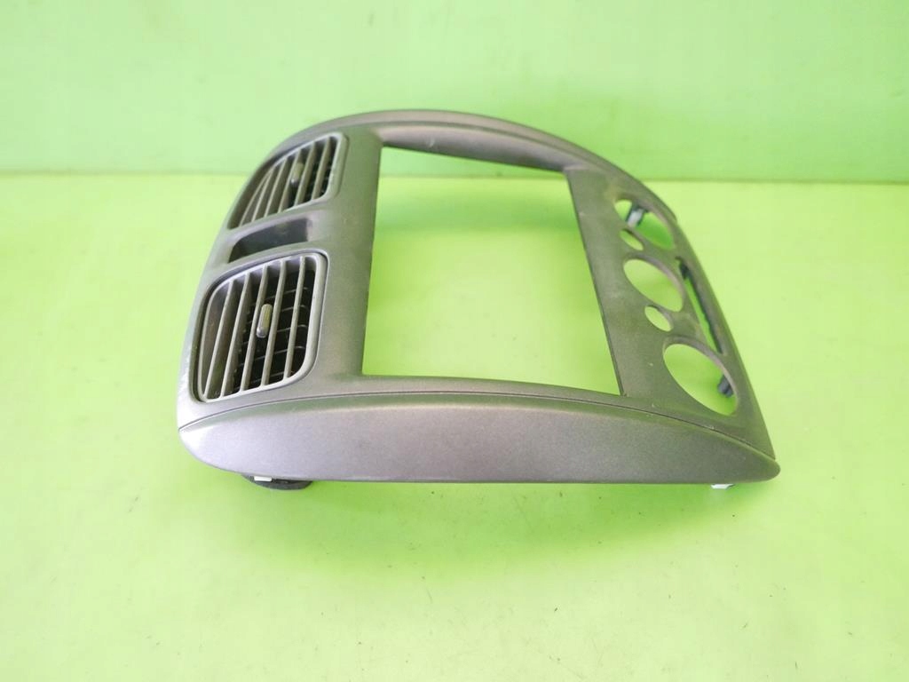 фото №3, Рамка защита радио панели решётки mazda 323f bj 00-