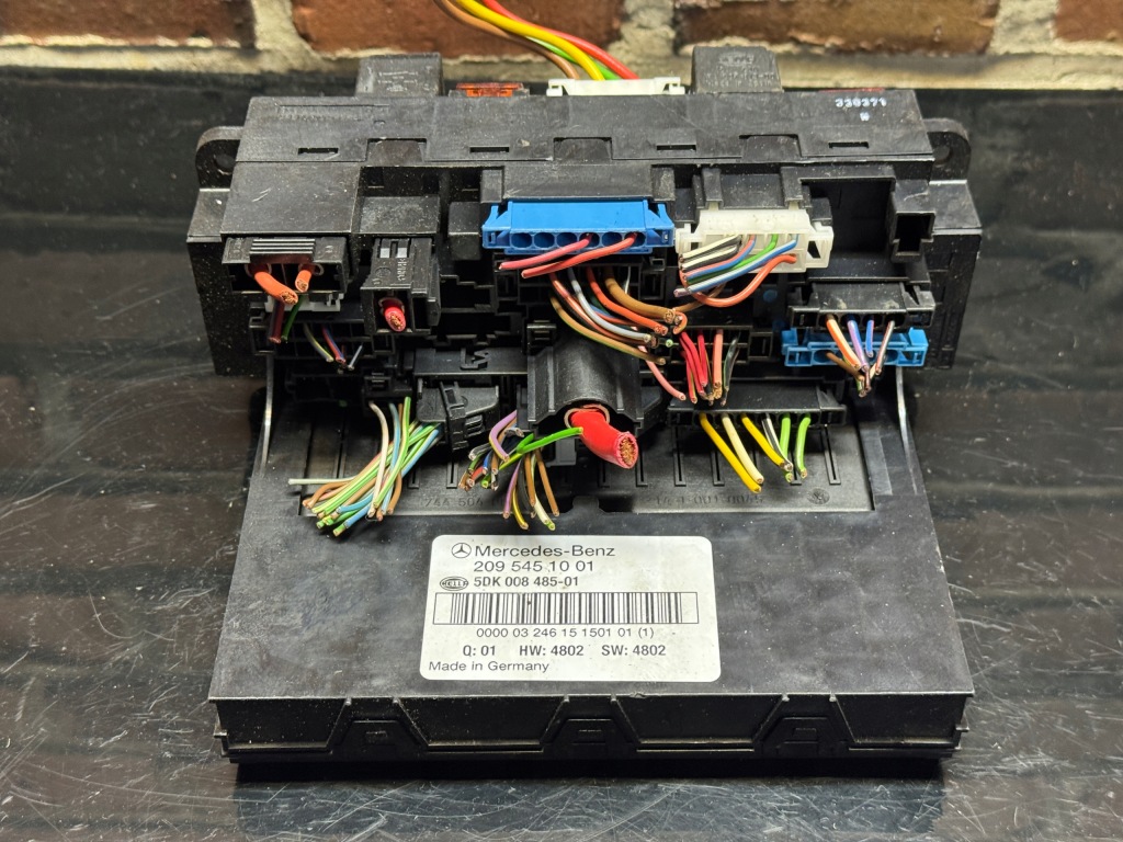 Купити Mercedes w209 модуль sam 2095451001