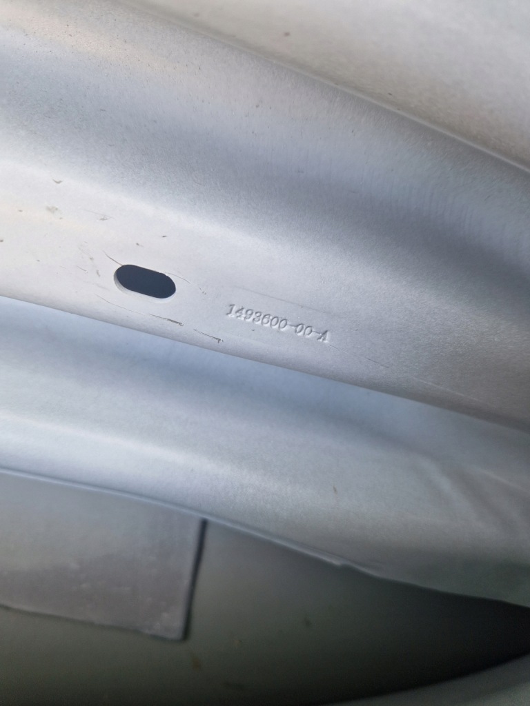 Tesla model y 20- дверь правый  задняя задняя 1493562-ec-a Киев