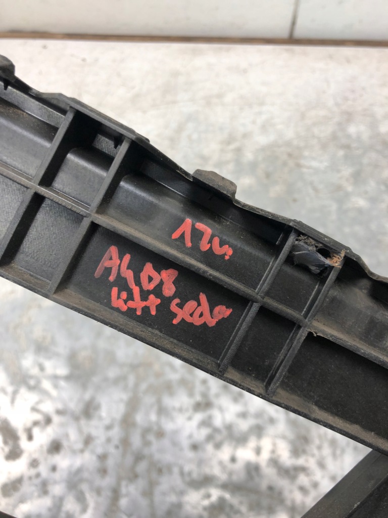 Направляющая бампера левый задний  audi a4 b8 lift sedan 8k5807453a Недорого