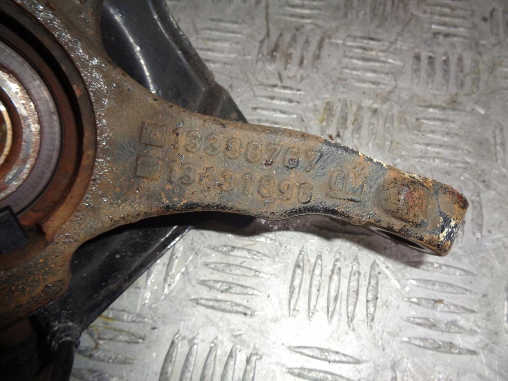 Поворотний кулак ступиця лівий перед opel corsa e 1.4 b 2014- 13388767 13431896 Зі Шроту