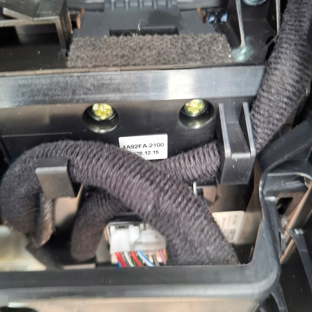 фото №12, Kia sportage iv 4 lift 18-21 тунель середній панель czerwona nic зарядний пристрій