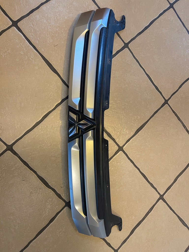 фото №1, Mitsubishi outlander 2014 решётка радиатора решётка радиатора оригинал