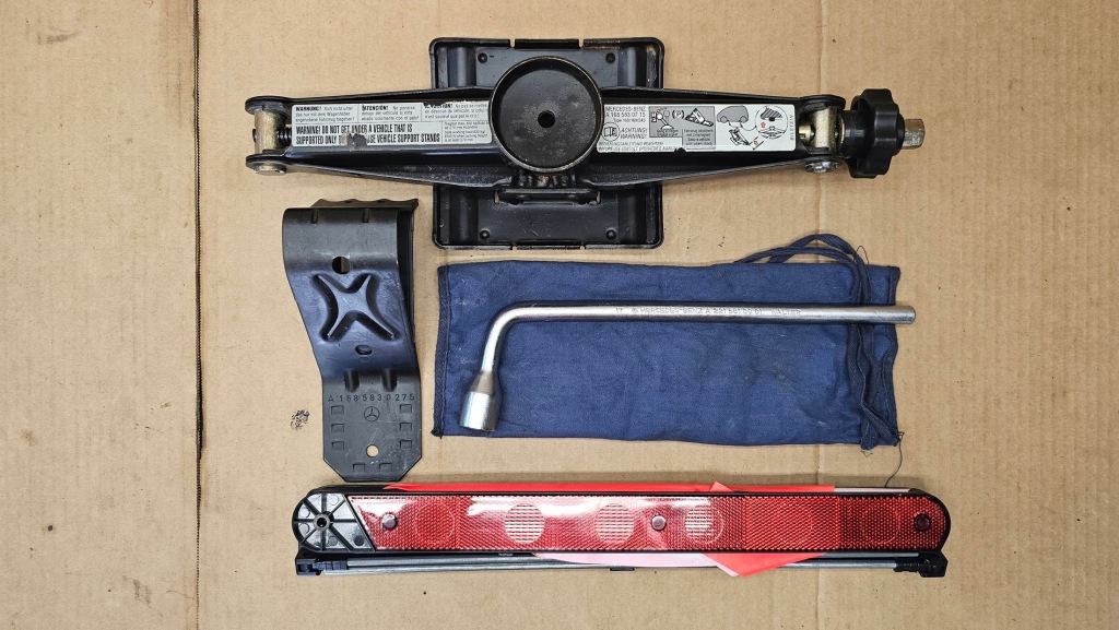 фото №8, Mercedes w168 домкрат ключ шпонка треугольник чехол a1685830715 оригинал europa