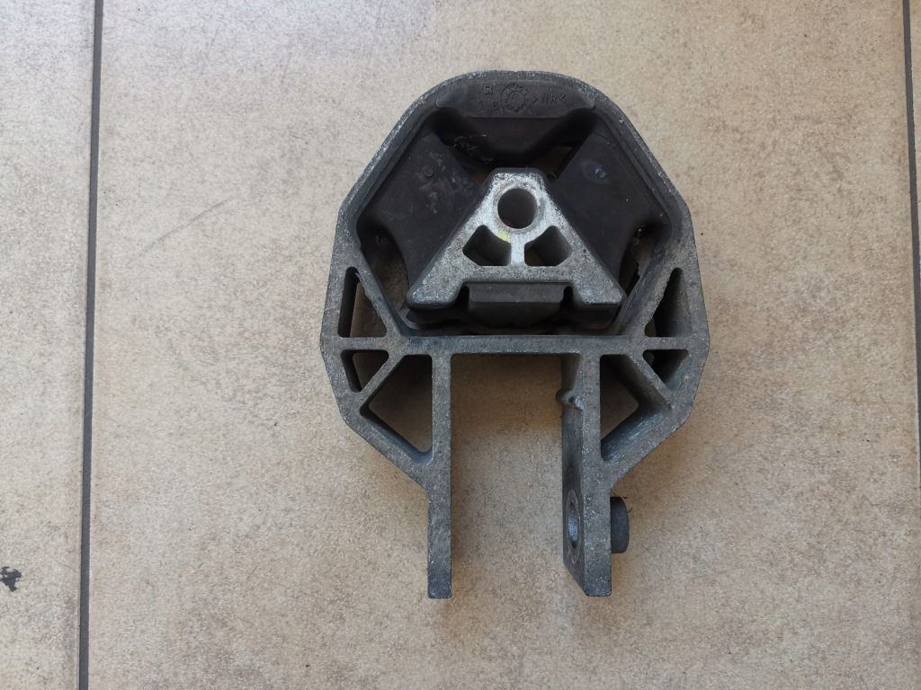 фото №1, Volvo s40 v50 кронштейн подушка двигателя 4n516p082fb