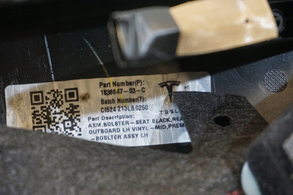 Tesla model 3 обшивка накладка сидіння 1836647-03-c в Україні