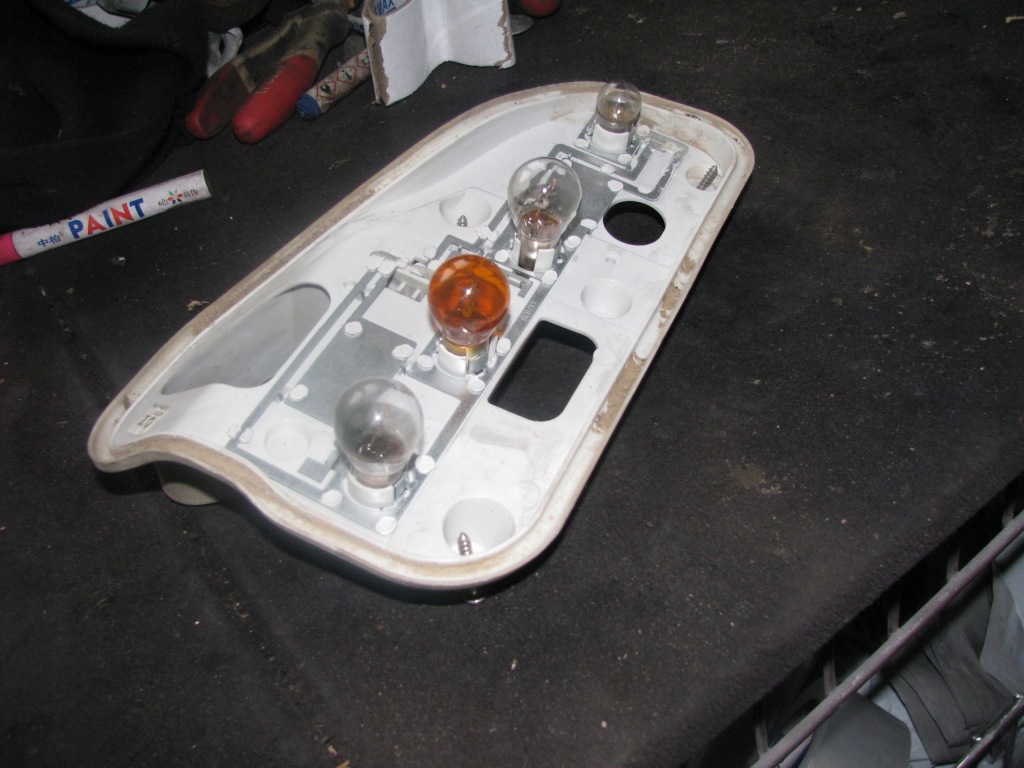 фото №3, Вкладыш лампы правый задняя opel astra h kombi 417042 r