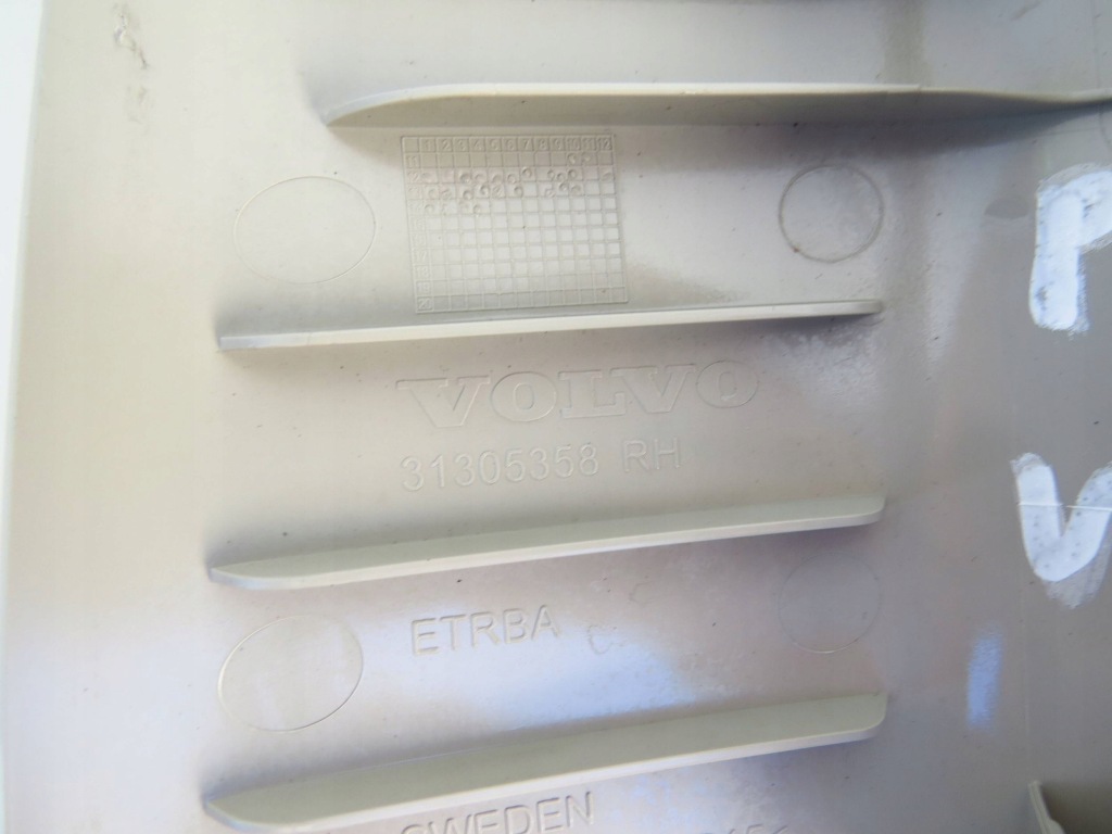 Накладка обивка стойка c правый задний  задний 31305358 volvo v40 2 12-19 Цена