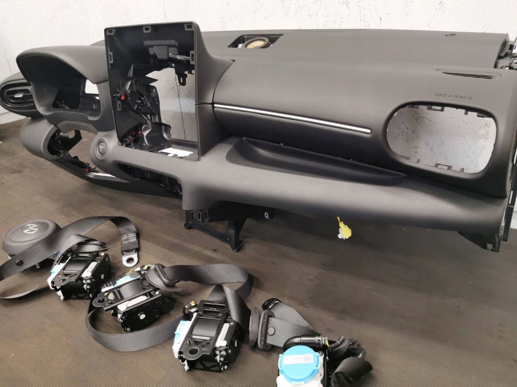 фото №7, Toyota yaris iv 4 2024 приборная панель приборная консоль подушка безопасности ремни оригинальная