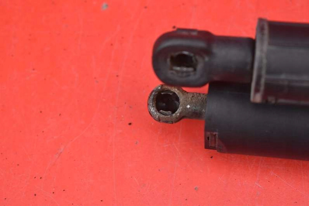 фото №5, Привод амортизаторы багажника mercedes ml w164 05-08