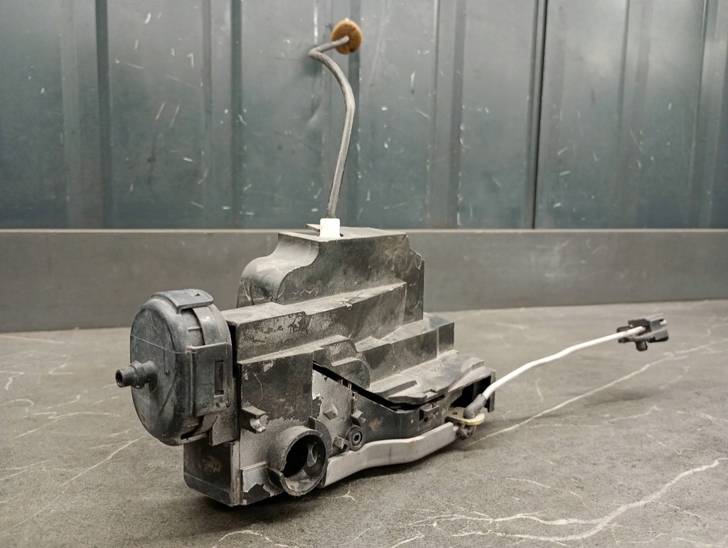 Купить A1687201035 замок дверь левый перед mercedes w168