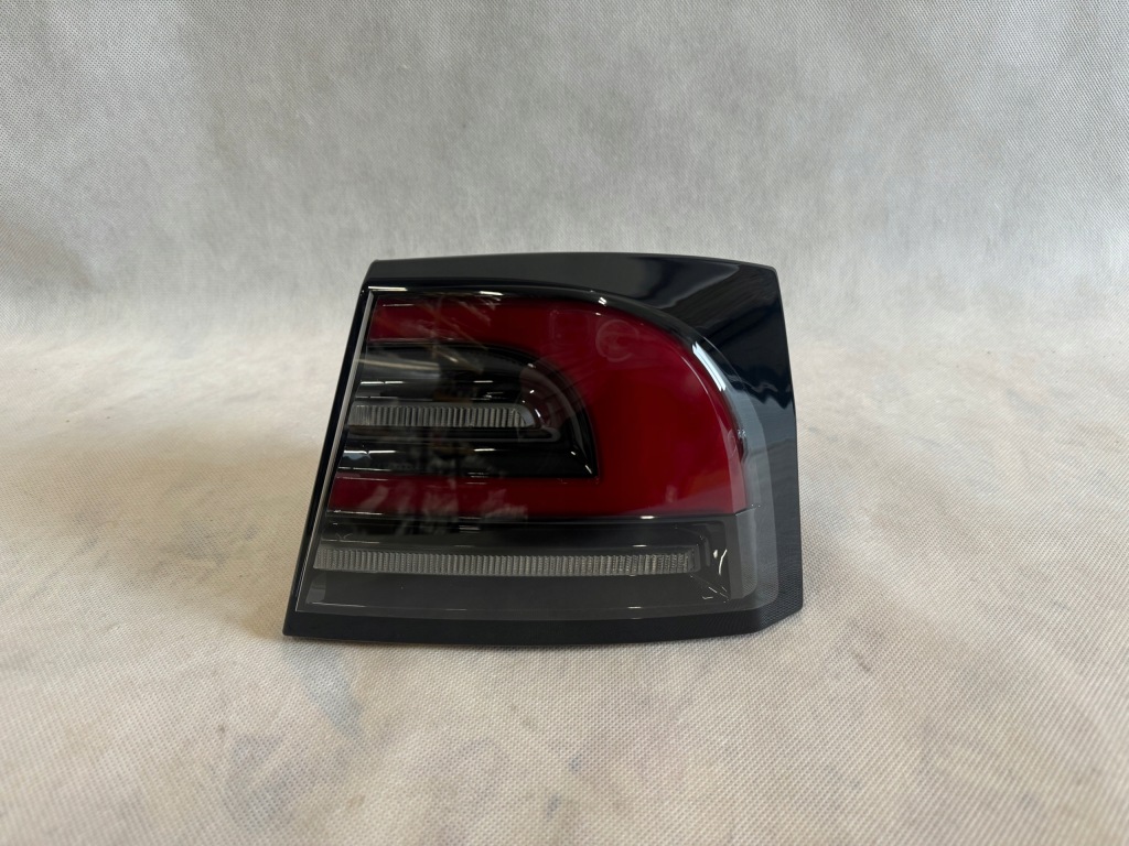 фото №2, Tesla model s plaid / platinum лампа задняя правая led europa ładna!