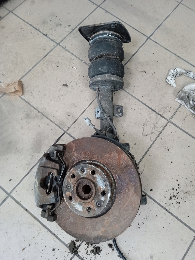 фото №1, Поворотний кулак лівий перед traveller proace 2,0 hdi