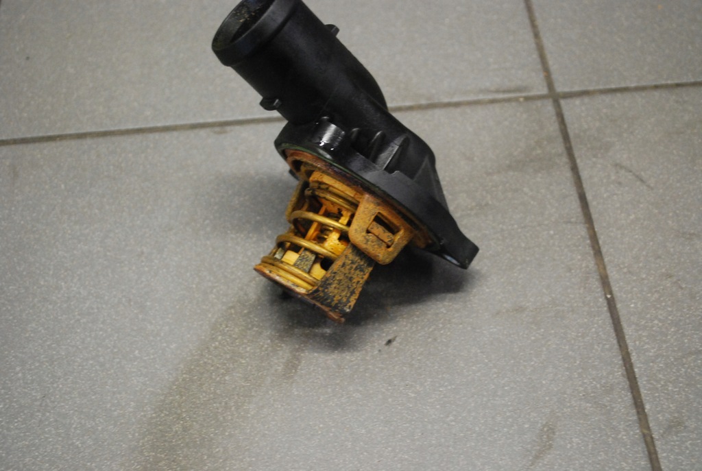 фото №2, Корпус термостата audi a6 c6 3.0 tdi 059121111f