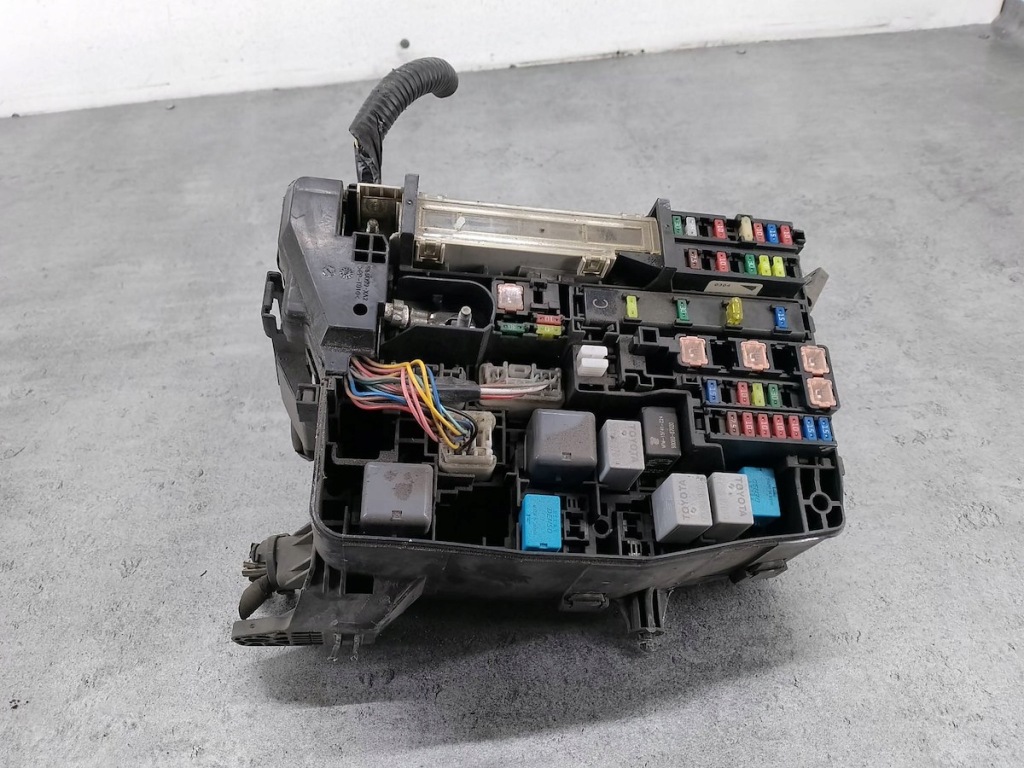 Купить Коробка предохранителей наружная toyota avensis 3 t27 82111-05j62