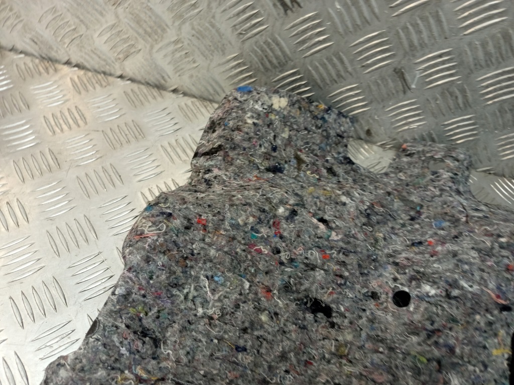 фото №14, Bmw оригинальный номер 7475718 2' f44 f74 шумоизоляция изоляция ниша колеса правый задняя