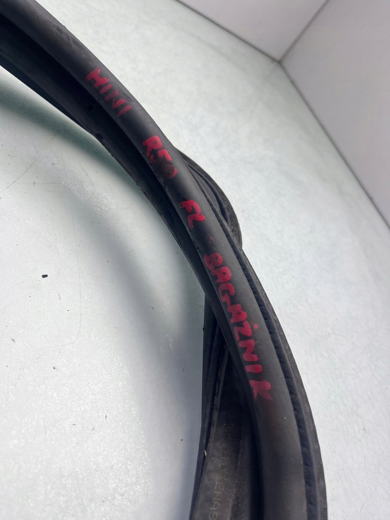 фото №2, Mini one - cooper r50 - 53 --- прокладка крышки багажника