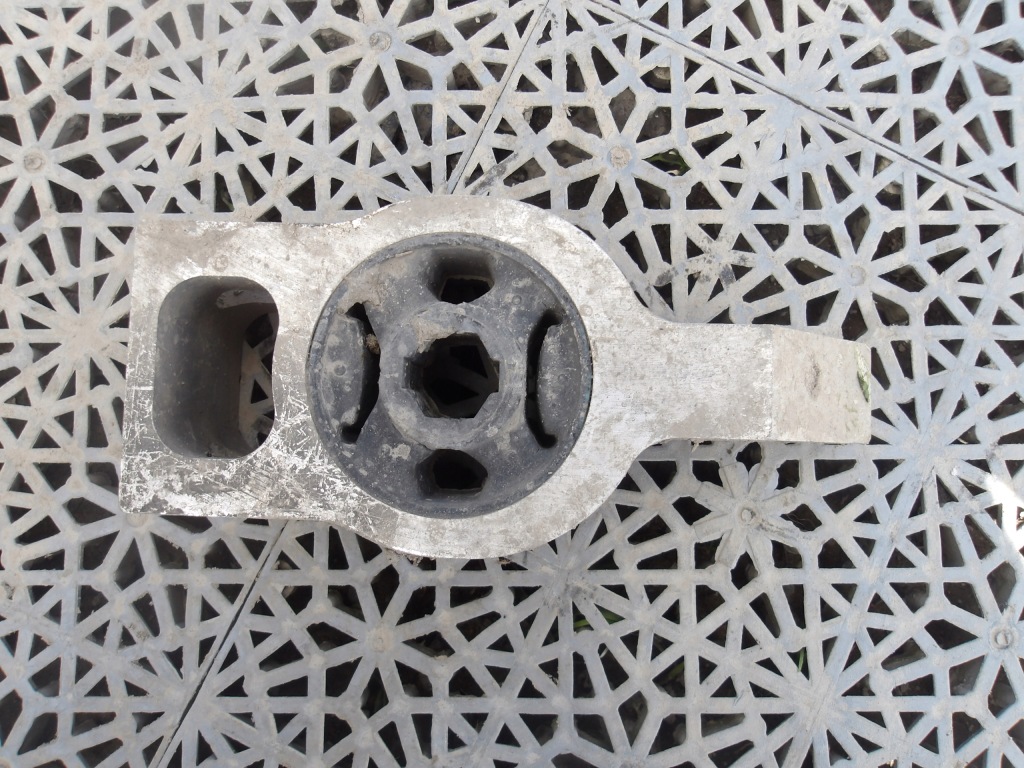 Купить Кронштейн втулка левая рычага vw seat skoda