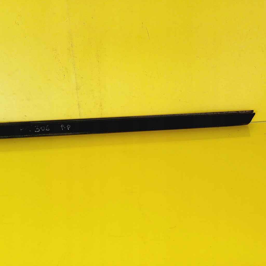 фото №8, Молдинг уплотнитель правый перед peugeot 306 nr127