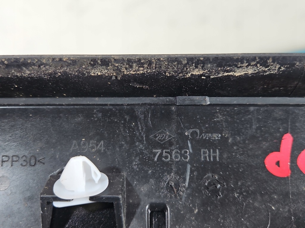 Молдинг стекло лобовое правая передней citroen c5 aircross 17-25 9834286380 с Разборки