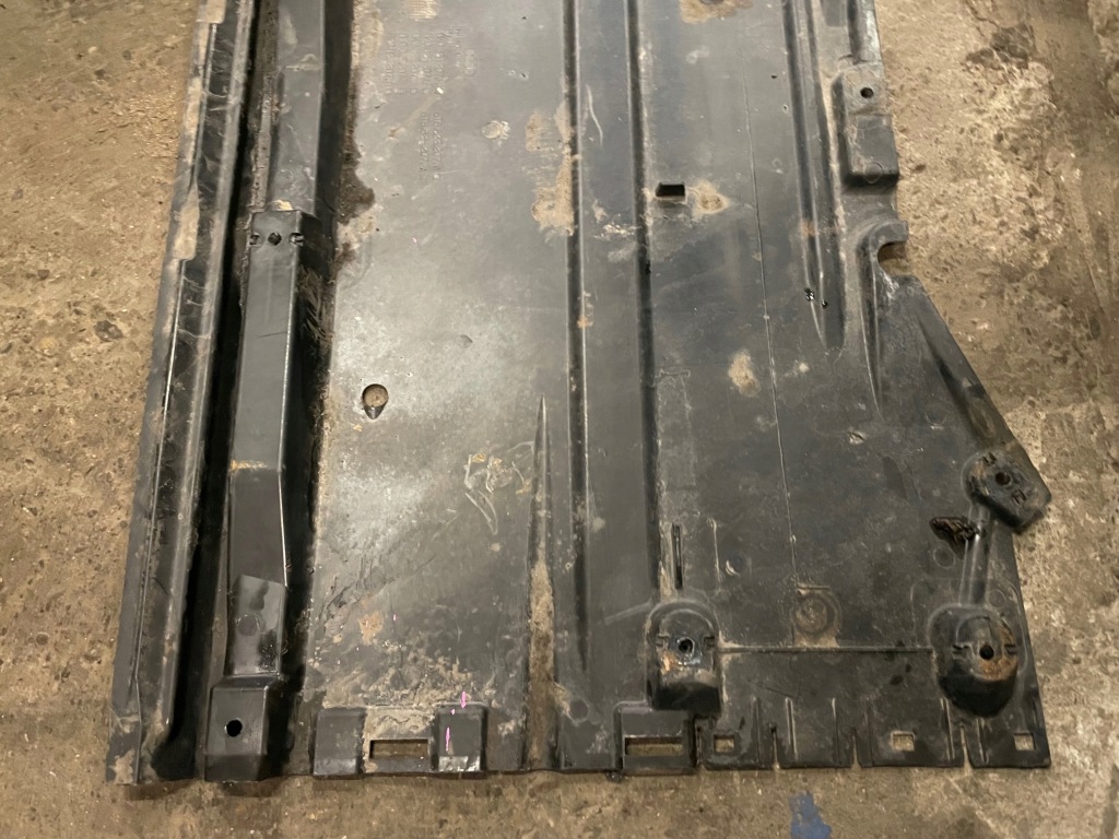 Audi a4 b8 a5 захист плита підлога підвіска ліва Недорого