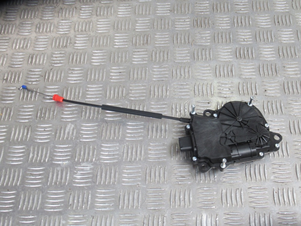 фото №1, Maserati levante замок доводчик крышки 6701065090