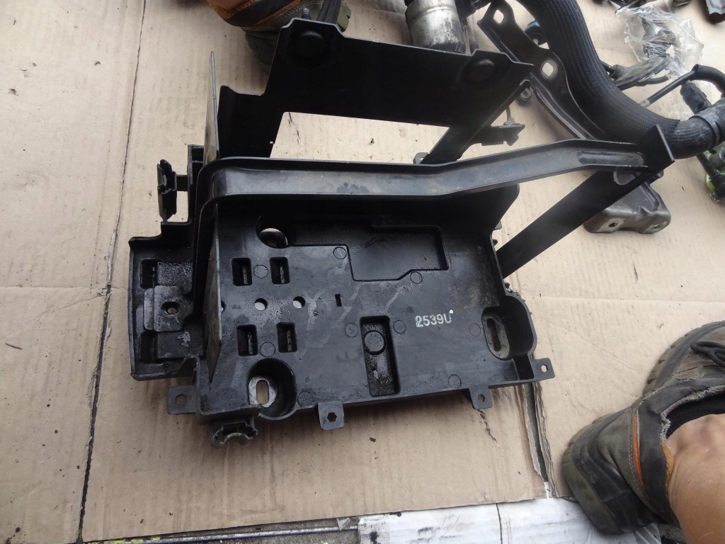 Основание корпус аккумулятор opel mokka a 1.6 cdti 95418182 95433477 Киев