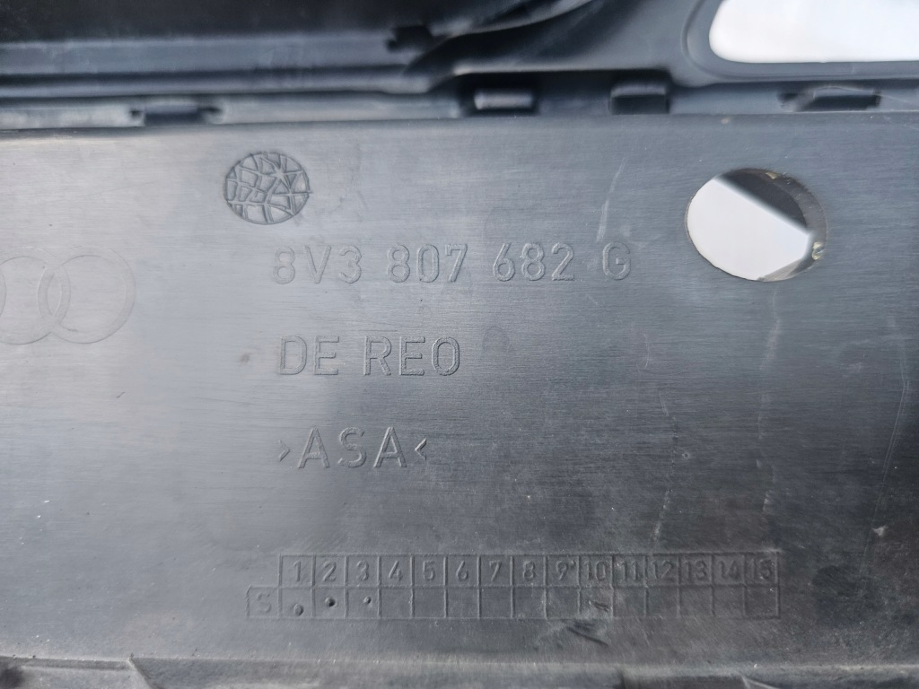 Audi a3 8v3 s-line 12-16 решітка права бампера перед 8v3807682g оригінал Недорого