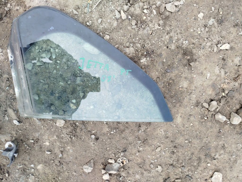 Купить Стекло правый задний  vw jetta 2005 год