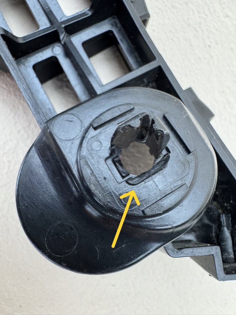 фото №13, Toyota camry viii 17r- напрямна кронштейн бампера правий перед 52535-33060