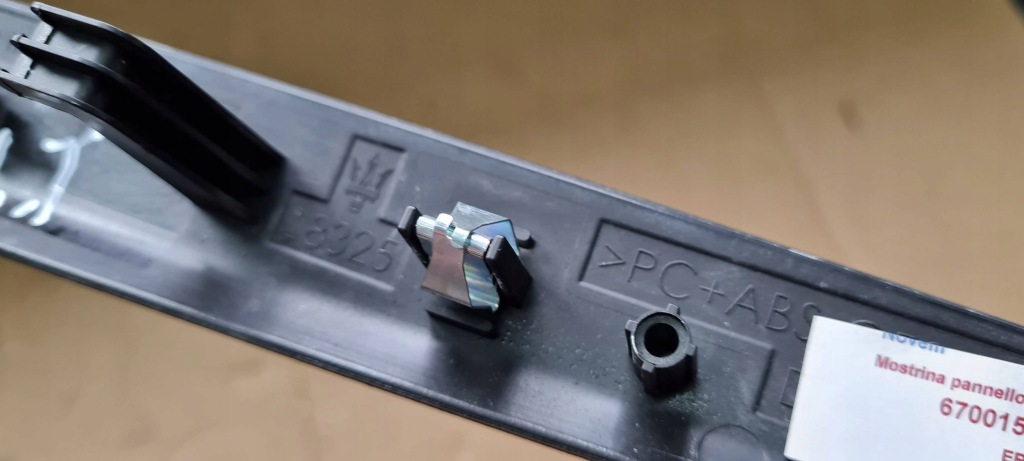 Maserati quattroporte vi молдинг декоративная  дверь левая левый задний  670015139 Оригинал