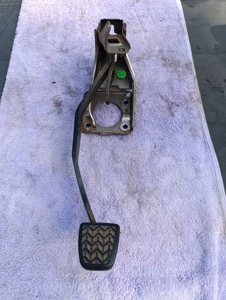 фото №1, Педаль тормоза с кронштейн i накладка toyota yaris 47101-0d010 оригинал