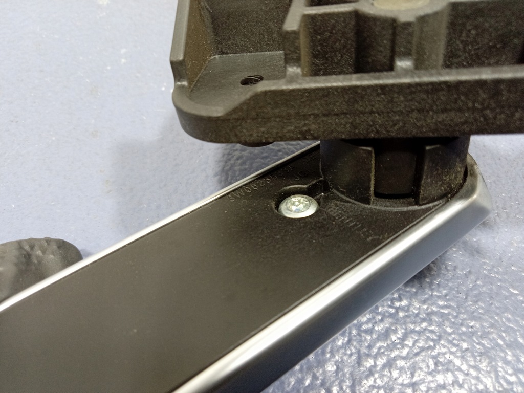 фото №8, Bentley continental gt i 03- ручка відкривання капот 3w0823533a