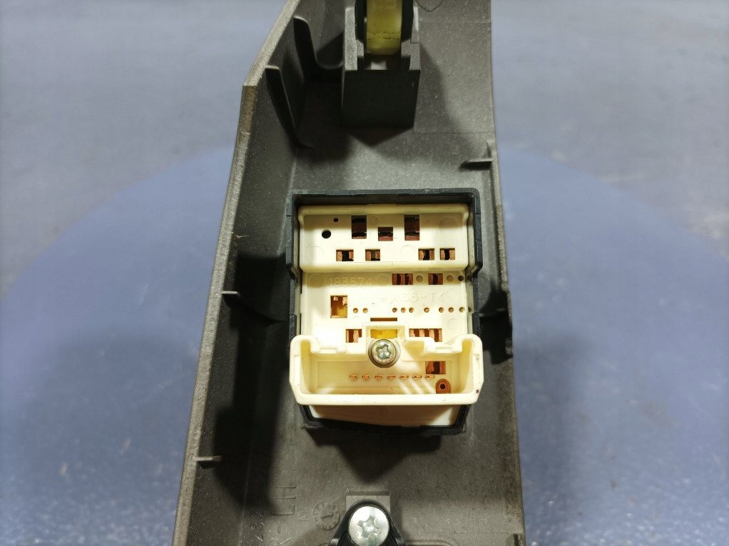 фото №7, Toyota prius ii 03- панель переключатель окон зеркал перед левый 84820-47050