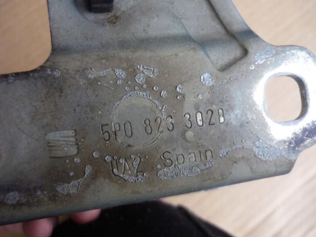 фото №10, Комплект петли капот seat altea toledo iii ls5v 5p0823301b 5p0823302b