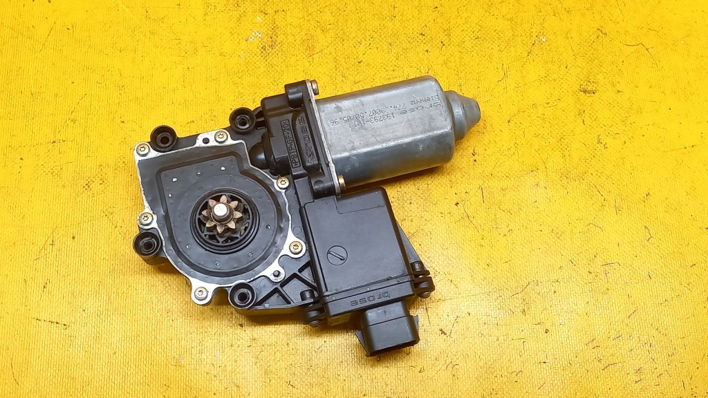 Моторчик el.szyby перед правий omega b 90520248 Зі Шроту