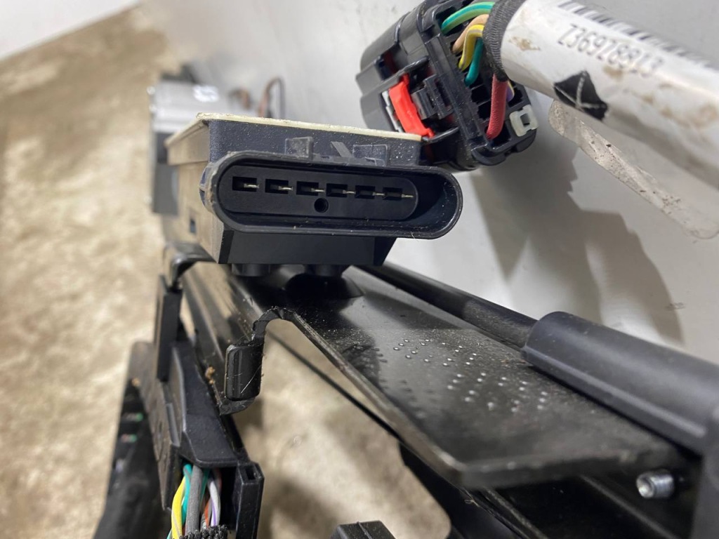 Моторчик закривання двері chrysler pacifica 2018 з задній po правої 68368918a Зі Шроту