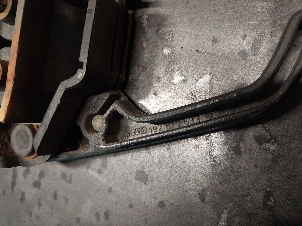 фото №8, Ручка / кронштейн трос відкривання капот volkswagen transporter t4 192823533