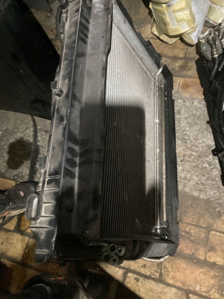 Купити Bmw e60 e61 e63 550i 650i радіатор води