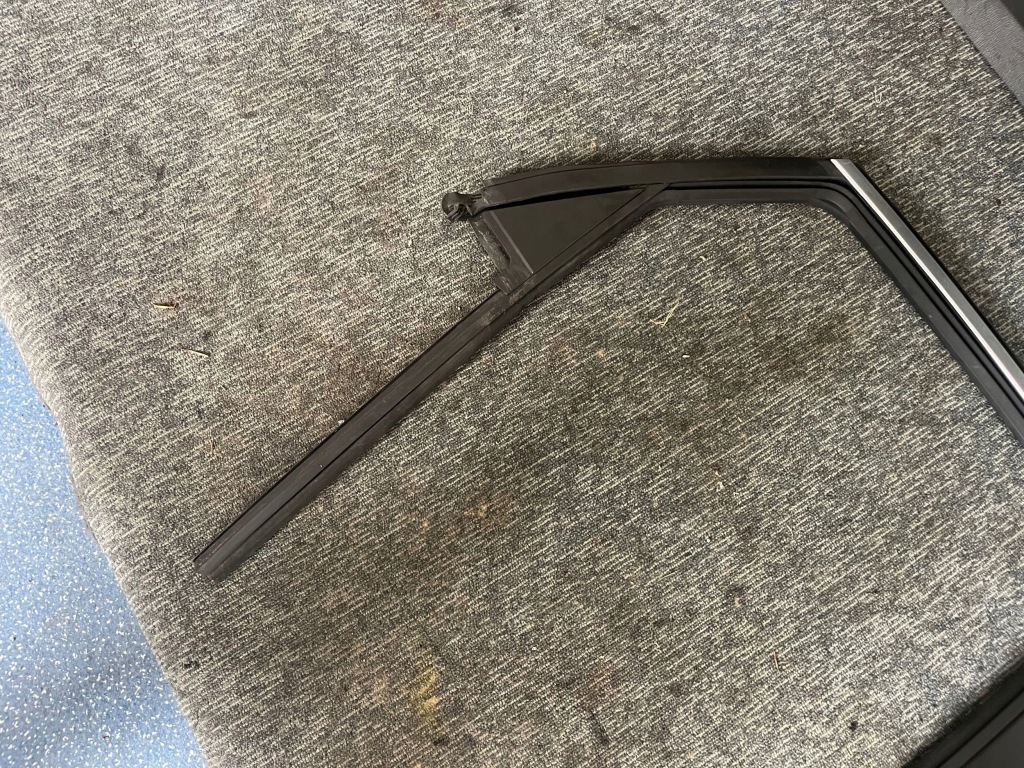 Opel crossland x 2018r молдинг наружная стекло дверь задних правых Недорого