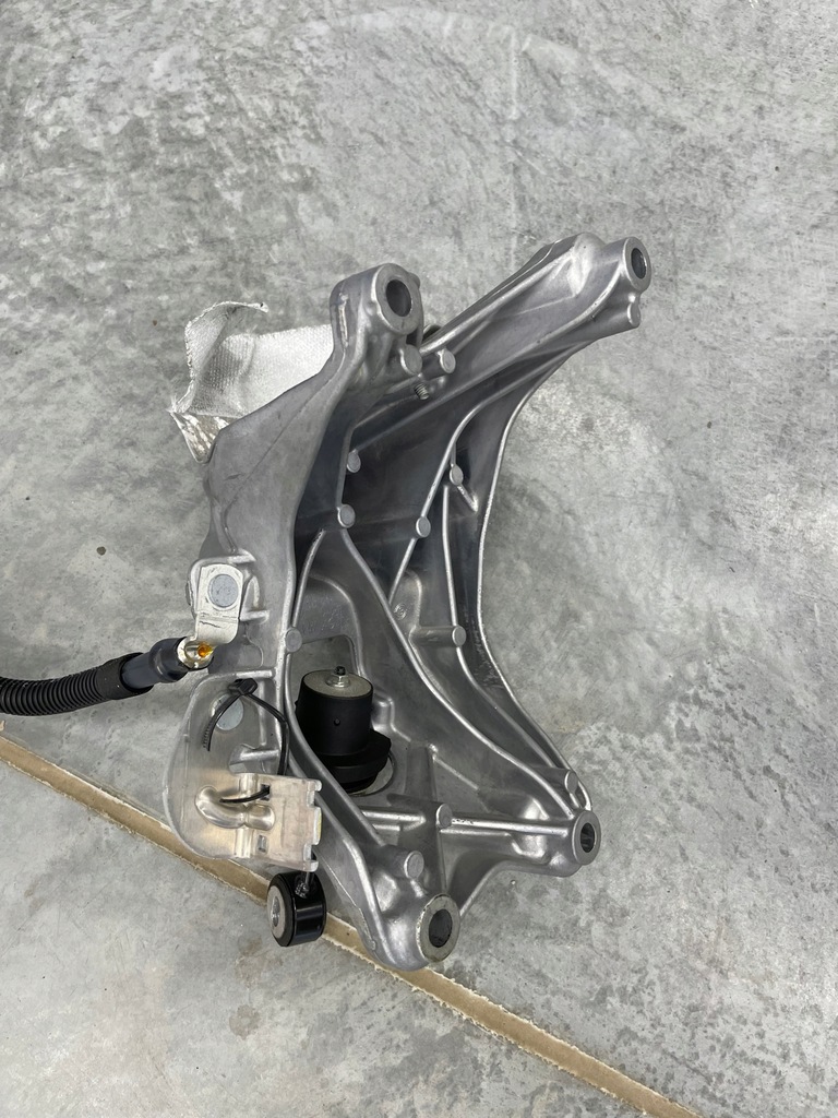 фото №5, Кронштейн кронштейн двигателя a5 8w оригинал идеальное состояние