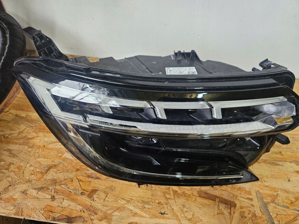 фото №1, Лампа правая full led renault austral 260100543r