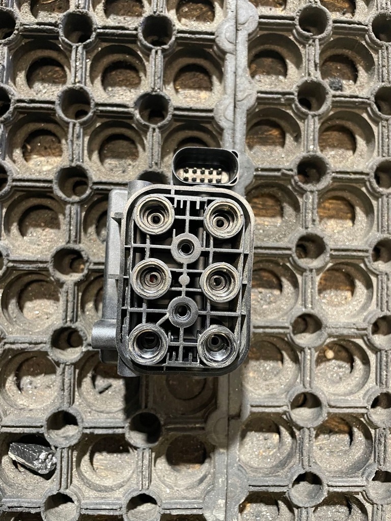 фото №1, Maserati levante розподільник пневматика