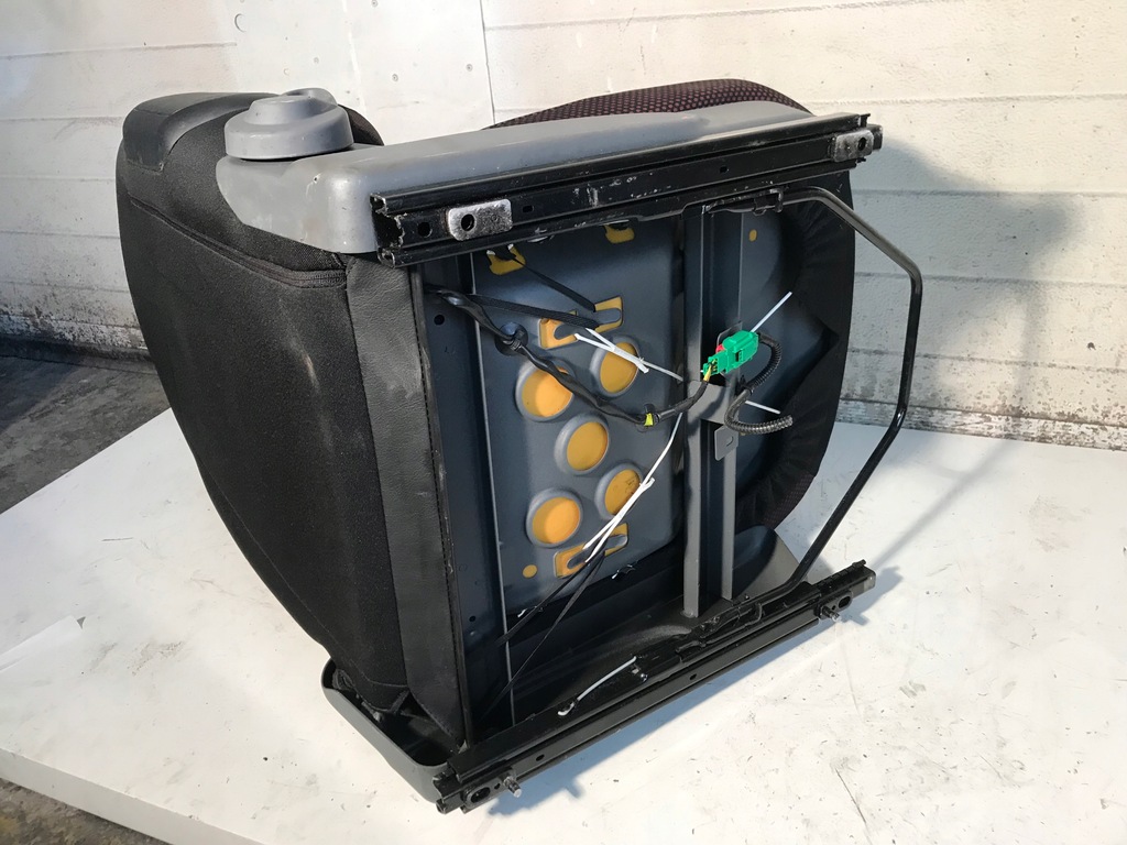 фото №10, Сиденье правый пассажира toyota aygo i 5d lift 08-12 красный образец europa