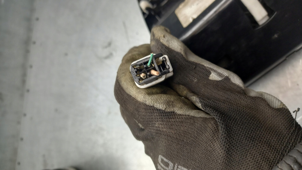 фото №7, Попільничка toyota avensis t25 05r 2.0d