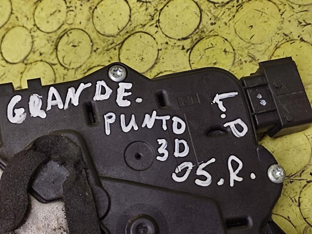 Fiat grande punto замок дверь левый передок  55702897 с Разборки