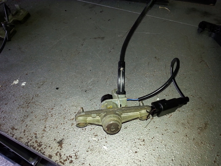 фото №1, Ford mondeo mk3 вкладка замка кришки задня ur202803a