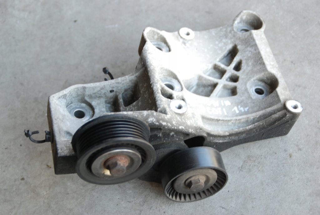 Купить Opel insignia кронштейн генератора 55582510