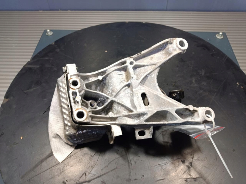 фото №4, Audi a6 c8 2.0 tdi avant подушка/ кронштейн двигуна 4m0199308bq